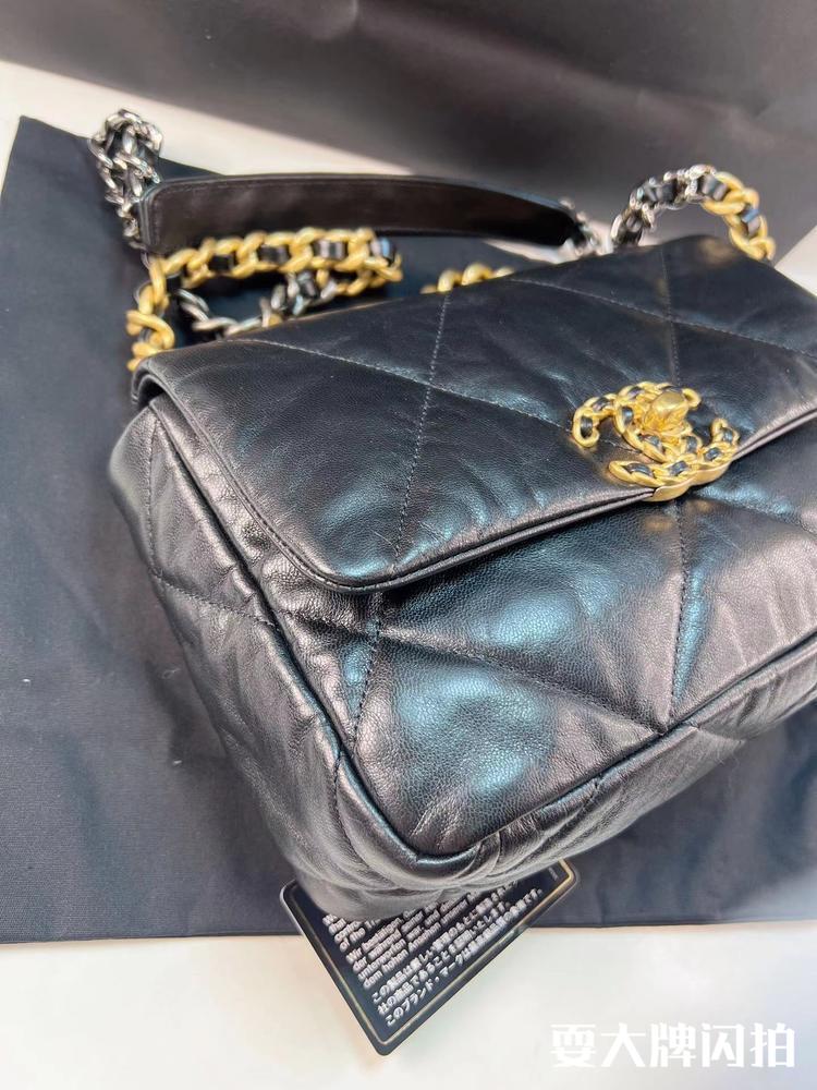 Chanel香奈儿 闲置品黑金19bag小号 Chanel香奈儿闲置品黑金19bag小号，一直在涨的热门爆款，充满复古气息的五金柔软的质感，饱满的包身超实用，上身气质优雅时髦